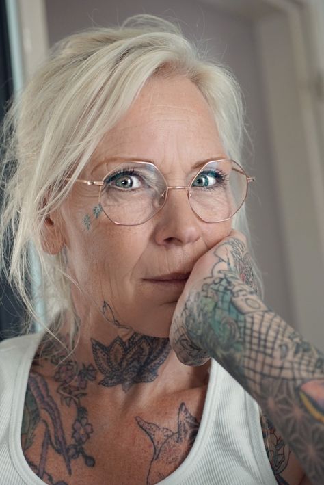 Lady Arm Tattoos, Older Women With Tattoos, Old Women With Tattoos, Women Tattoos, Tattoed Women, Beautiful Gray Hair, Chest Tattoos For Women, Back Of Shoulder Tattoo, Middle Aged Women