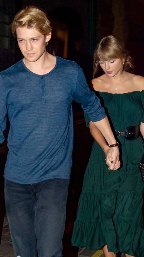 Taylor Swift Y Joe Alwyn, Taylor Swift Joe Alwyn, Joe Taylor, Joe Alwyn, Selena And Taylor, All About Taylor Swift, Celebrity Look Alike, Celebrity Style Red Carpet, Taylor Swift Videos