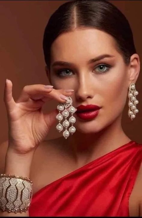 Jewelry Model Poses, Jewellery Fashion Shoot, Lobe Earrings, Beauty Fair, Creative Jewelry Photography, Stones Earrings, Jewelry Photography Styling, Pearl Jewels, Jewelry Photoshoot