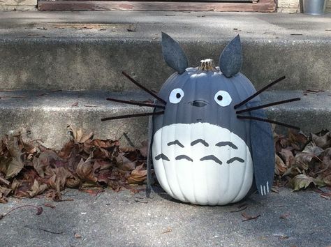 totoro pumpkin Studio Ghibli Halloween Decor, Totoro Pumpkin Painting, Pumpkin Painting Anime, Studio Ghibli Pumpkin Painting, Anime Pumpkin Painting, Totoro Pumpkin, Totoro Birthday, Totoro Party, Pumpkin Idea