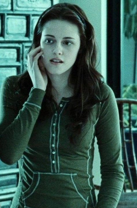 Elena Gilbert Style, 2000 Aesthetic, Twilight Outfits, Dark Forest Aesthetic, Twilight Cast, Kristen Stewart Style, Twilight Film, Twilight Pictures, Twilight Movie