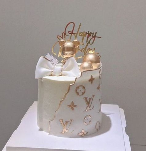 Louis Vuitton Birthday Cake, Louis Vuitton Birthday, Louis Vuitton Cake, Tårta Design, 14th Birthday Cakes, Customized Cake, Order Cakes Online, Birthday Cake Decorating Ideas, 13 Birthday Cake