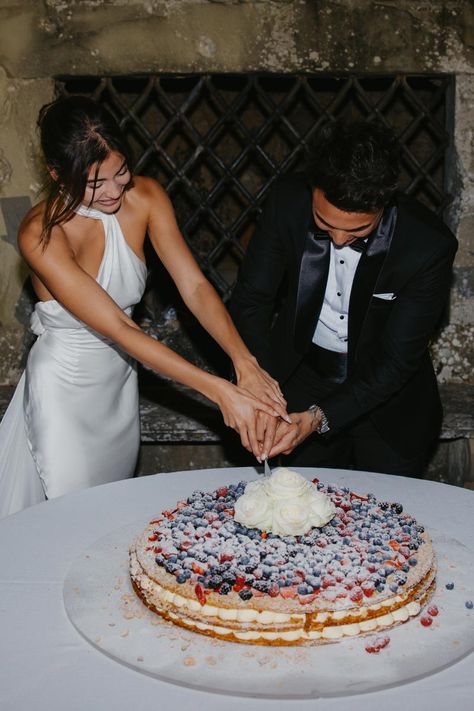 Whimsical Classic Wedding Dress, Italian Wedding Dress Aesthetic, Lena Helenabusch Wedding, Italian Summer Wedding Dress, Italian Wedding Hair, Tuscany Wedding Photos, Italian Wedding Photography, Traditional Italian Wedding Cake, Tuscany Wedding Dress