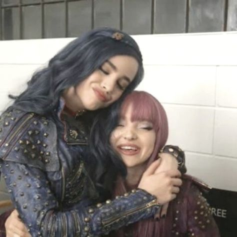 mal & evie Mal Bertha, Descendants Pictures, Descendants Dr, Evie Descendants, Mal Descendants, Descendants 1, Mal And Evie, Disney Channel Descendants, Descendants Cast