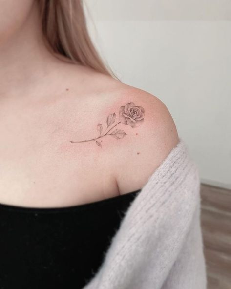 Small Rose Shoulder Tattoo, Small Shoulder Rose Tattoos For Women, Collarbone Rose Tattoos For Women, Last Name Tattoos For Women, Feminine Rose Tattoo For Women, Rose On Collar Bone Tattoo, Rose Collarbone Tattoo, Small Rose Tattoo Placement, Rose Tattoo Collar Bone