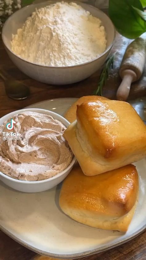 Roadhouse Rolls, Texas Roadhouse Rolls, Tandoori Masala, Texas Roadhouse, Tasty Baking, Sweet Snacks Recipes, Delicious Snacks Recipes, Food Recepie, Fun Baking Recipes