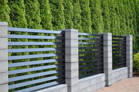 Horizontal Board Fence, Modern Horizontal Fence, Minimalist Fence, Horizontal Fences, Driveway Wall, Concrete Fence Wall, Palisade Fence, Fence Railing, Front Yard Patio