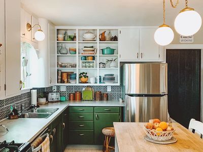 Bowls Of Fruit, 1950s Farmhouse, 1930s Kitchen, Cluttered Kitchen, Hipster Home Decor, 1940s Kitchen, Counter Cabinet, Retro Cabinet, 1950s Kitchen