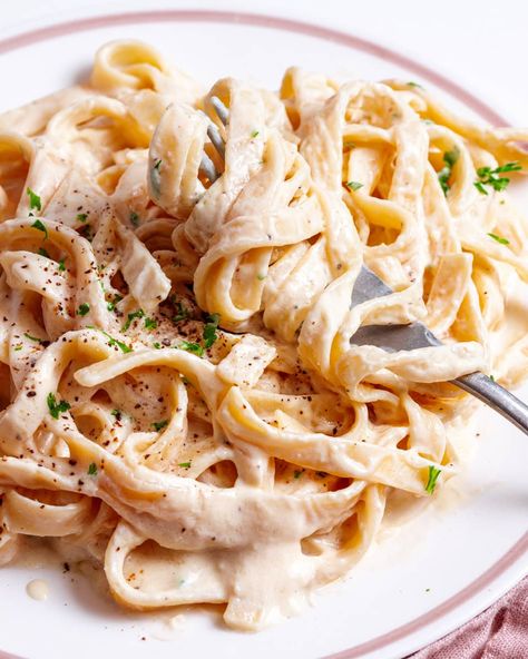 Easy and quick vegan alfredo sauce with no cashews! Stir into fettuccine for a deliciously simple nut-free, gluten free and vegan pasta sauce! Alfredo Sauce Vegan, Fettuccini Alfredo Vegan, Vegan Alfredo Sauce Nut Free, Cauliflower Cashew Alfredo Sauce, Cauliflower Fettucini Alfredo Vegan, Fettucini Alfredo, Vegan Pasta Sauce, Vegan Alfredo Sauce, Vegan Alfredo