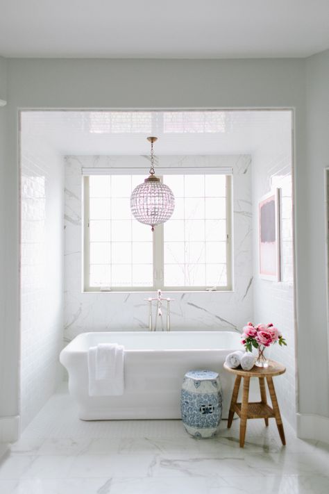 10 Steps for Planning Your New Build Transitional Bathroom Decor, Riverside House, Timeless Bathroom, Classic Bathroom, Gorgeous Bathroom, Trendy Bathroom, Building A New Home, Garden Stool, Faux Marble