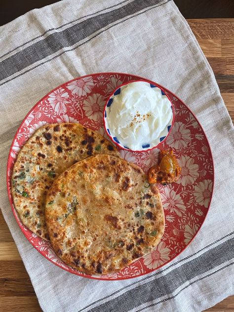 Cauliflower Paratha Recipe, Gobi Paratha Recipes, Gobi Paratha, Aloo Paratha, Sri Lankan Food, Raw Cauliflower, Desi Khana, Mid Morning Snack, Healthy Veggie