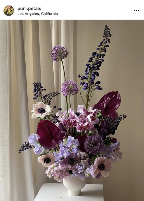 Purple And White Flower Arrangements, Ciara Wedding, Flower Arragement, Enchanted Flowers, Floral Branding, Quite Luxury, Flower Aesthetics, 80s Wedding, Hotel Flowers