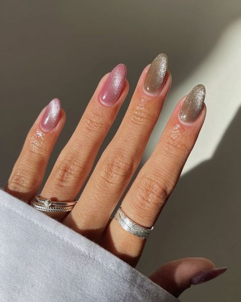 Reflective Nails, Cat Eye Nails Polish, Magnetic Nail Polish, Eye Nail Art, Velvet Nails, Magnetic Nails, Cat Eye Nails, Gold Velvet, Ombre Nails