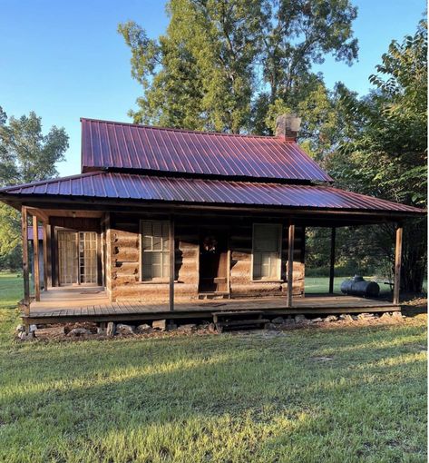 Circa 1875 Historic Rustic Log Cabin For Sale on 2.3 Acres Arkansas $85,000 - Country Life Dreams Square Log Cabin Homes, Wrap Around Porch Log Cabin, Small Rustic Cabin, Log Cabin Porch, Two Story Cabin, Small Cabin House, Log Homes For Sale, Colorado Cabin, Traditional Log Cabin