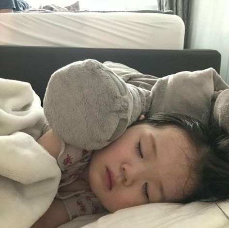 Baby Sleeping On Side, Aesthetic Blurry Mirror Selfie, I Want A Baby, Cute Asian Babies, Korean Babies, Girl Sleeping, Foto Baby, Asian Babies, Instagram Girls