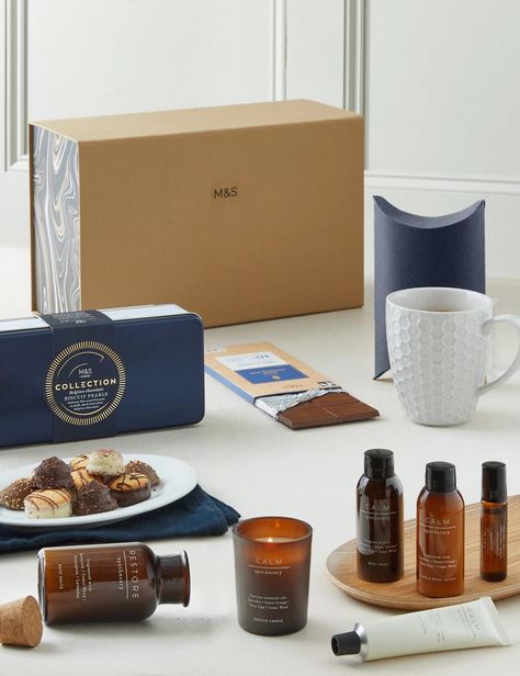 21 Date Night Boxes for Your Next Night In Date Night Box Ideas, Caramel Hot Chocolate, Salted Caramel Hot Chocolate, Date Night Gifts, Gin Tasting, Artisan Pizza, Food Hampers, Cosy Night In, Gourmet Treats