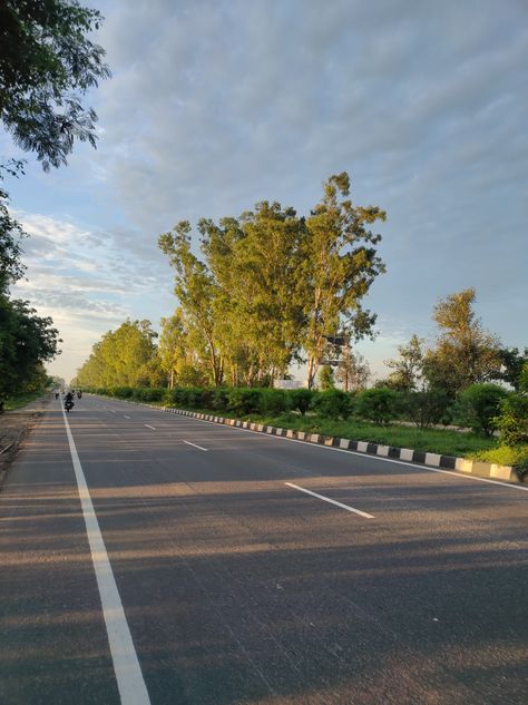 Unforgettable experience in Indian weather. Indian Highway, Indian Road, Empty Road, Nature Wallpapers, City Road, Open Road, Nature Wallpaper, Wallpapers, India