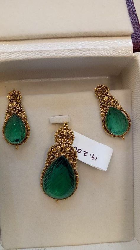 Emerald Pendant Set In Gold, Pendent Design, Gold Pendant Set, Gold Jewelry Simple Necklace, Gold Necklace Indian Bridal Jewelry, Antique Jewelry Indian, Gold Pendant Jewelry, Wedding Jewellery Collection, Antique Gold Jewelry