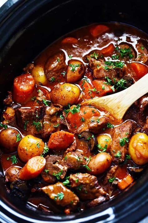 Beef Bourguignon Slow Cooker, Slow Cooker Beef Bourguignon, Beef Bourguignon Recipe, Slow Cooker Recipes Beef, Beef Stew Crockpot, Quick And Easy Soup, Slow Cooker Beef Stew, Crockpot Recipes Beef, Beef Stew Recipe