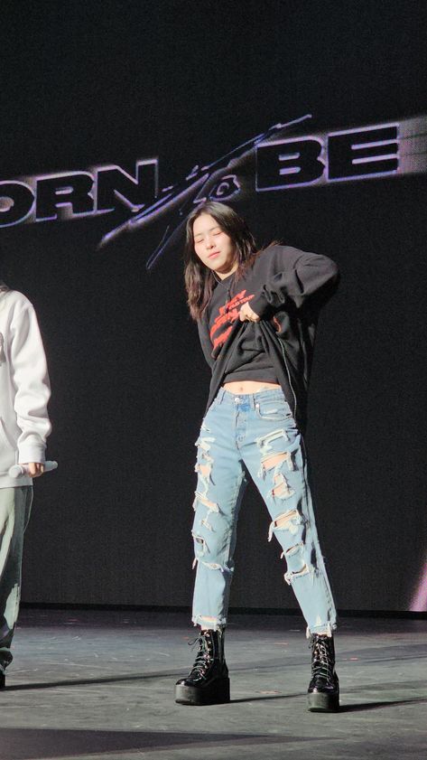 Abs Women, Womens Abs, Itzy Ryujin, Shoes Outfit Fashion, Musical Band, Tomboy Fashion, Kpop Outfits, Lady And Gentlemen, Kpop Fashion