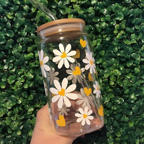 Aesthetic Cups, Cup Painting, Glass Tumbler Design, Painting Glass Jars, Trendy Water Bottles, Flower Tumbler, Cute Coffee Cups, Glass Bottle Diy, Projets Cricut