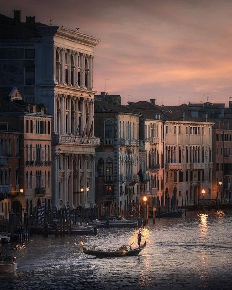 1,814 Likes, 10 Comments - Italy | Italia | Italiastyle20 (@italiastyle20) on Instagram: “📸: @mindz.eye 📍: #Venezia SELECTED BY: @minga.mrc . Admin: @minga.mrc @chrisma1105 @vale_774…” Venice Sunset, Editor Wallpaper, Rainy Night, Countryside House, Background Editor, Unique Photography, Grand Canal, World Photography, City Photography