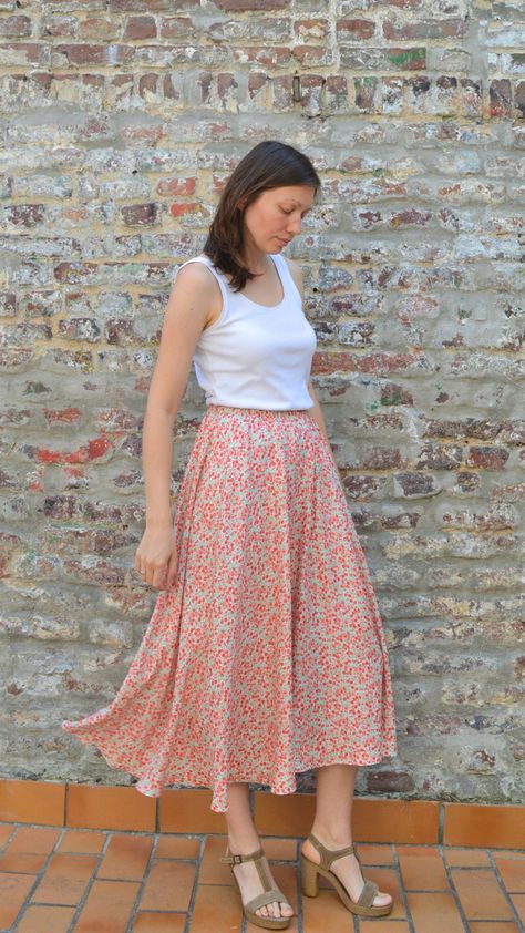 How to sew a simple half circle Skirt without a zipperBeginner's Sewing Tutorialfree Pattern for any Size Free Skirt Pattern, Pola Rok, Rok Midi, Skirt Pattern Free, Skirt Tutorial, Diy Skirt, Beginner Sewing Projects Easy, Skirt Patterns Sewing, Sewing Skirts