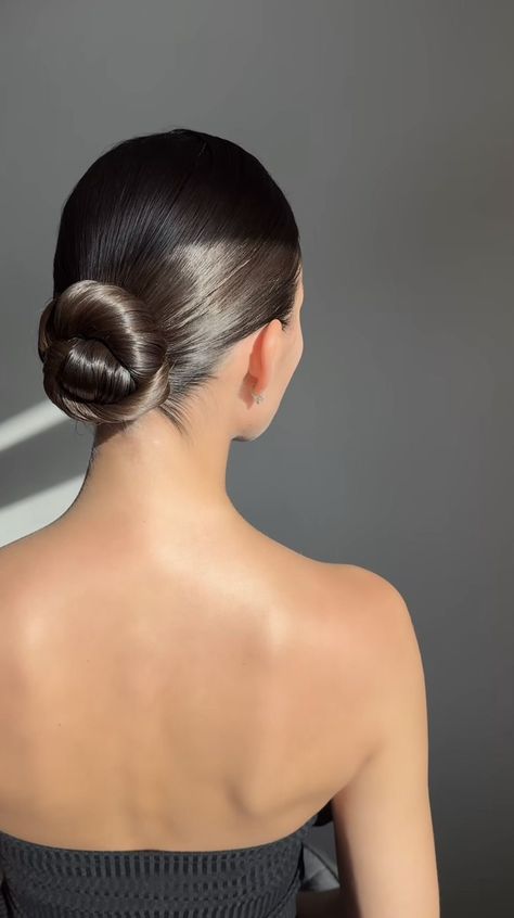 Slicked Back Hairstyles, Slicked Hair, Messy Hair Updo, Classy Hairstyles, Sleek Updo, Hairstyle Inspo, Best Hair Styles, Easy Hair Updos, Hairstyles For Layered Hair