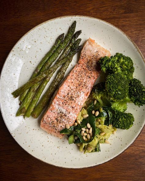 Camilla Hellene 🇳🇴🇸🇪 on Instagram: “Green dinner 🌱 Salmon with lemon pepper served with broccoli, asparagus and zucchini pasta, topped with pine nuts❤️ . . . #salmon #foodgasm…” Broccoli And Salmon, Broccoli Salmon, Salmon Broccoli, Dinner Salmon, Salmon With Lemon, Salmon And Broccoli, Green Dinner, Zucchini Pasta, Lemon Pepper