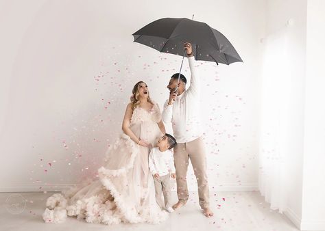 Umbrella Gender Reveal Photoshoot, Umbrella Gender Reveal, Gender Reveal Photoshoot, Gender Reveal Photo Shoot, Reveal Photoshoot, Gender Determination, Gender Reveal Photography, Gender Reveal Photos, Confetti Gender Reveal