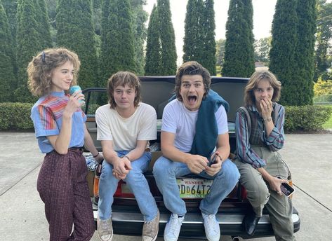 bts photo of natalia dyer nancy wheeler charlie heaton jonathan byers joe keery steve harrington maya hawke robin buckley Jonathan And Nancy, Jamie Campbell Bower Twilight, Stranger Things Halloween, Jonathan Byers, Stranger Things Kids, Stranger Things Tv, Stranger Things Characters, Cast Stranger Things, Stranger Things Aesthetic