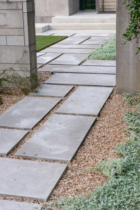 Modern Sidewalks Pathways, Side Walkway Ideas, Design Aethstetic, Design Per Patio, Ideas Jardin, Yard Pathway, Landscape Walkway, Front Yards Curb Appeal, Paver Designs