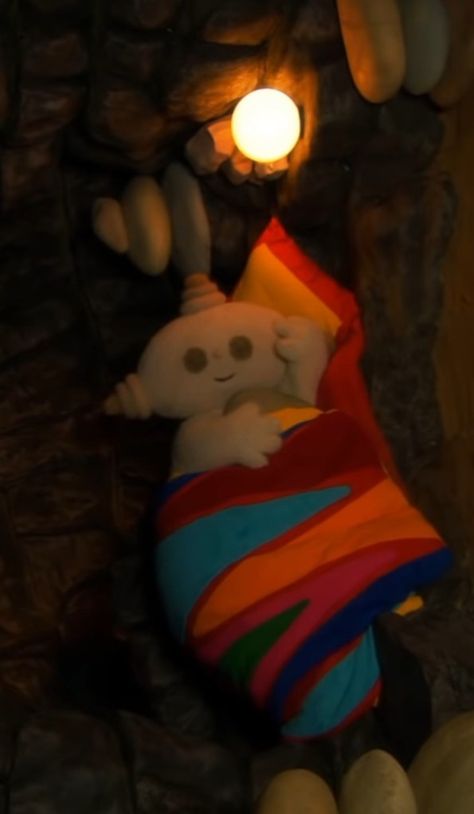 Makka Pakka Aesthetic, Makka Pakka Wallpaper, Macca Pacca, Sleeping Wallpaper, Makka Pakka, Childhood Memories Aesthetic, Memories Aesthetic, In The Night Garden, Old Cartoon Shows