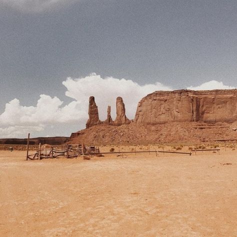 Old Western Towns, Western Town, Mood Images, Summer Wines, Southern Gothic, Western Aesthetic, Valley View, Color Film, Abandoned Buildings