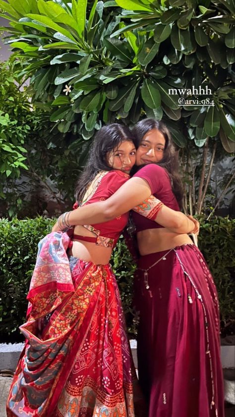 Photo Poses In Lehenga With Sister, Navratri Duo Pic Ideas, Navaratri Story Ideas, Garba Insta Story, Garba Story Instagram, Dandiya Story Ideas, Navaratri Pic Ideas, Navratri Duo Poses, Garba Pics Ideas