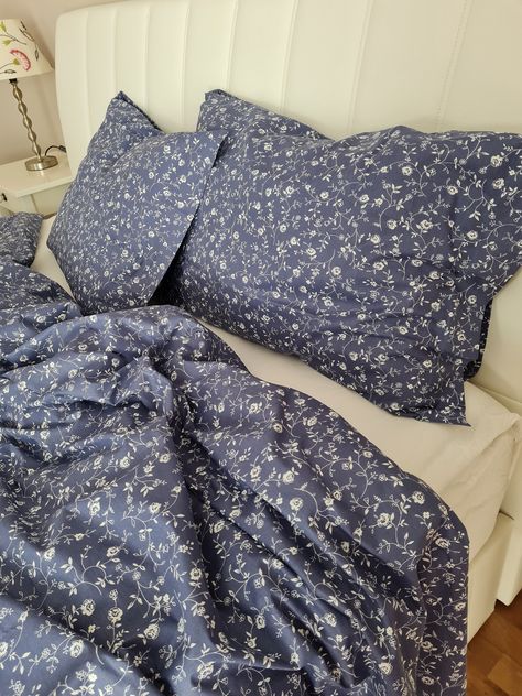 Navy blue Shabby chic bedding.small rose Floral Duvet cover pillowcases Queen. oversize duvet cover Super King 120x120 120x98 Nurdanceyiz Navy Blue And White Duvet Cover, Navy Floral Bedding, Blue Flower Duvet Cover, Navy Bed Sheets, Dark Blue Bedding Aesthetic, Navy And White Bedding, Blue Floral Bedding, Navy Blue Bed, Toile Duvet Cover