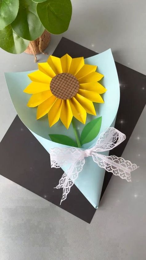 Paper Sunflower Tutorial, Sunflower Tutorial, Flower Crafts Kids, Paper Flowers Diy Easy, Wrapping Paper Crafts, Paper Sunflowers, Book Crafts Diy, Sunflower Cards, Diy Gift Set