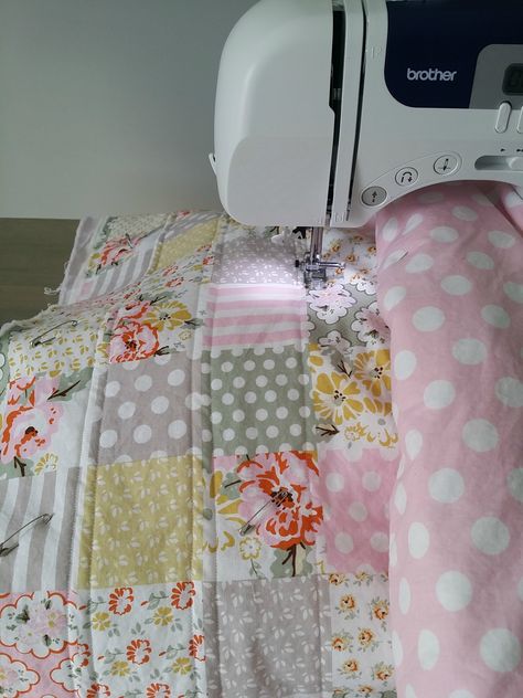 Baby Quilt Tutorials, Quilt Modernen, Baby Quilt Patterns, Sew Ins, Quilt Tutorial, Cheater Quilt, Beginner Sewing Projects Easy, Baby Sewing Projects, Quilt Baby