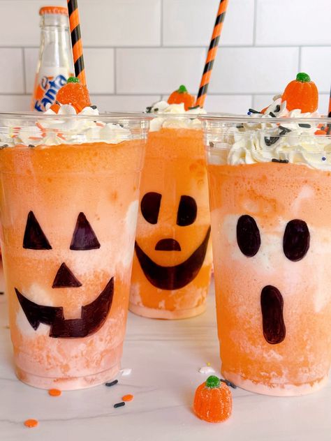 Halloween Floats, Orange Creamsicle Drink, Creamsicle Drink, Fun Halloween Drinks, Homemade Rootbeer, Floats Drinks, Halloween Snacks For Kids, Pumpkin Drinks, Spooky Halloween Treats