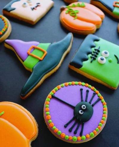 60+ Spooktacular Halloween Cookies And Treats For Kids - RecipeMagik Halloween Royal Icing, Easy Halloween Cookies Recipes, Royal Icing Sugar Cookies, Icing Sugar Cookies, Halloween Sugar Cookies Decorated, Halloween Cookie Recipes, Pumpkin Sugar Cookies, Treats For Kids, Royal Icing Sugar