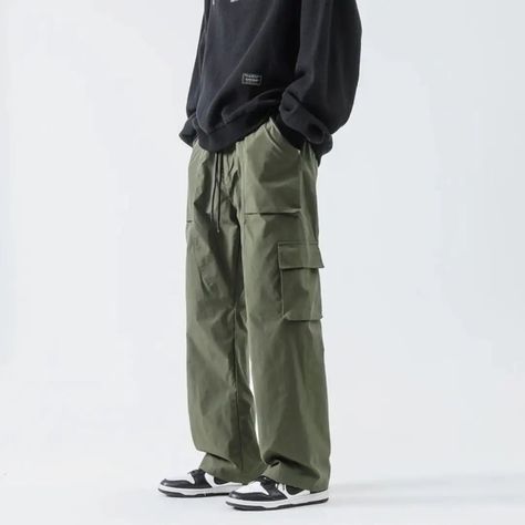 These cargo pants joggers were designed for explorers, with multiple pockets to hold everything from a pocket knife to a camera. Perfect for hiking through dense forests or navigating bustling city streets. Woman Sweatpants, Hip Hop Joggers, Sweatpants Streetwear, Cargo Pants Style, Casual Pants Style, Harem Trousers, Black Pants Men, Streetwear Hip Hop, Casual Sweatpants