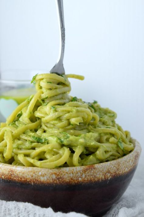 Quick 15 minute pasta in a creamy spicy avocado sauce. Dinner ready in no time!RECIPE: http://www.naivecookcooks.com/spicy-avocado-sauce-pasta/ Avocado Sauce Pasta, Pasta Healthy, Yummy Pasta, Pastas Recipes, Savory Foods, Avocado Pasta, Meatless Recipes, Pot Dinners, Sauce Pasta