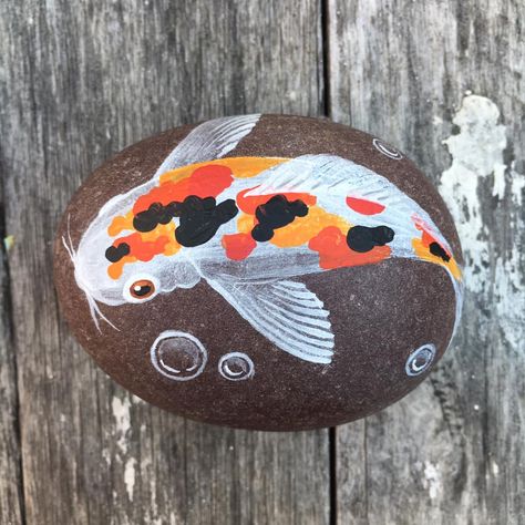 Pond Painting, Rock Painting Designs, Painting Designs, Pebble Painting, Koi Pond, Painted Stones, Koi Fish, Rock Garden, Stone Rocks