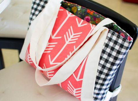 Perfect Picnic Tote Pattern Quilted Bag Patterns, Pretty Tote Bags, Picnic Tote, Free Sewing Pattern, The Picnic, Perfect Picnic, Sew Easy, Picnic Bag, Fabric Tote