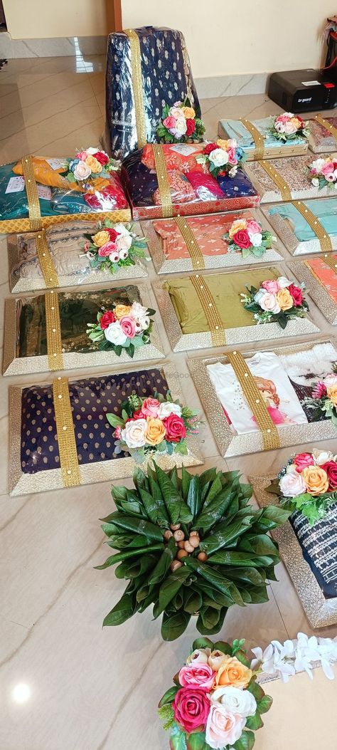 Hamper Decoration, Chhab Decoration, Wedding Preparation Photos, Gift Packaging Design, Flower Jewellery For Mehndi, Haldi Decoration, Wedding Packing, Wedding Gift Hampers, Ring Platter