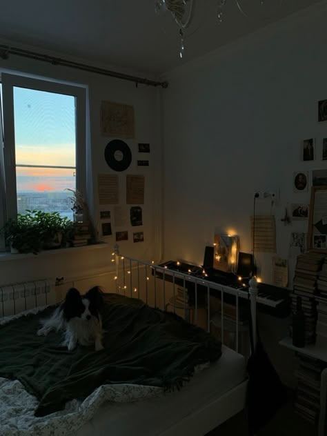 Twilight Room Aesthetic, Comfy Room Aesthetic, Bedroom Aesthetic Dark, Cozy Small Bedrooms, Cute Rooms, Cosy Room, Redecorate Bedroom, Dreamy Room, Room Stuff