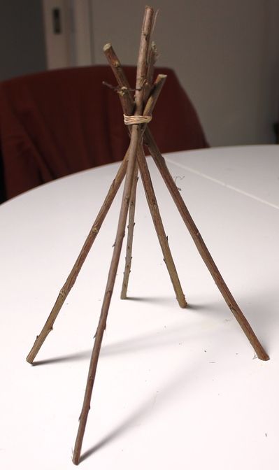 Mini Teepee for kids Teepee Craft, Teepee For Kids, Diy Tripod, Tent Craft, Diy Tipi, Shelter House, Native American Projects, Native American Teepee, Diy Teepee