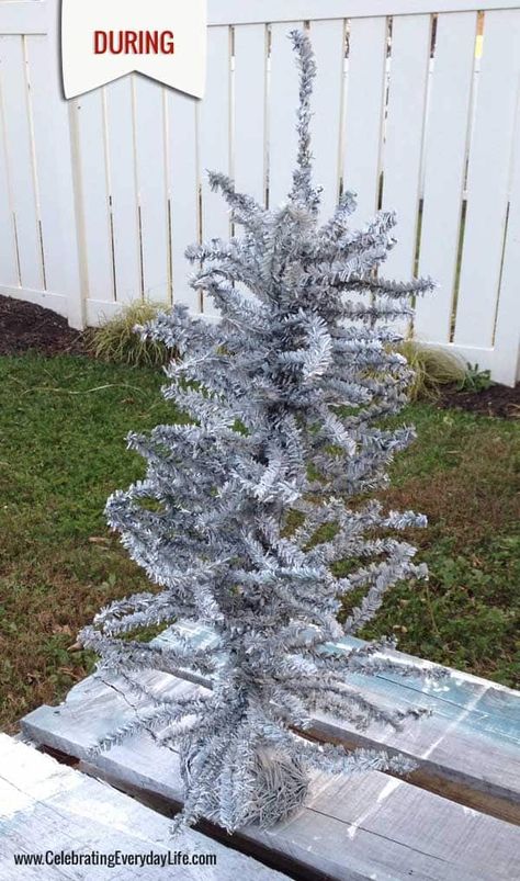 Christmas Tree Spray, Old Christmas Tree, Vintage White Christmas, How To Spray Paint, Glitter Spray Paint, Artificial Xmas Trees, Christmas Tree White, Fake Christmas Trees, Diy Spray Paint