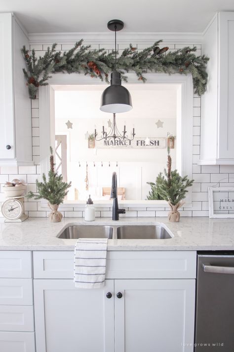 Farmhouse Winter Decor, Wonderland Christmas, Decoration Vitrine, Themed Kitchen, Christmas Farmhouse, Farmhouse Kitchen Design, Christmas Kitchen Decor, Beautiful Farmhouse, Kitchen Farmhouse