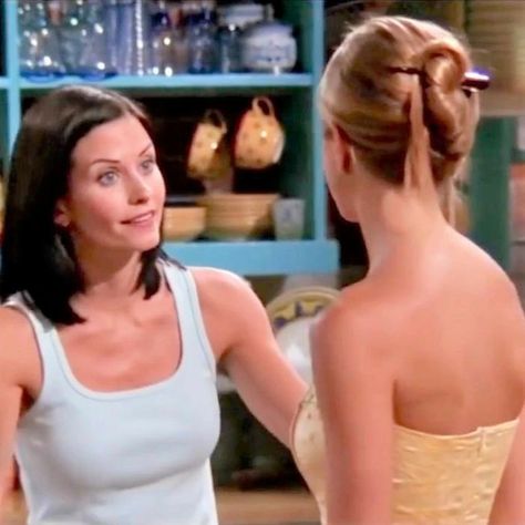 Rachel Friends Hair, Friends Hairstyles, Waitress Hairstyles, Friends The One Where, Monica Hairstyles, Green Wedding Hair, Green Hair Accessories, Rachel Green Hair, Rachel Hair